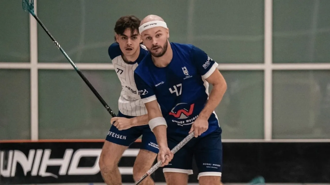 Dynamische Unihockey-Szene in einer Sporthalle