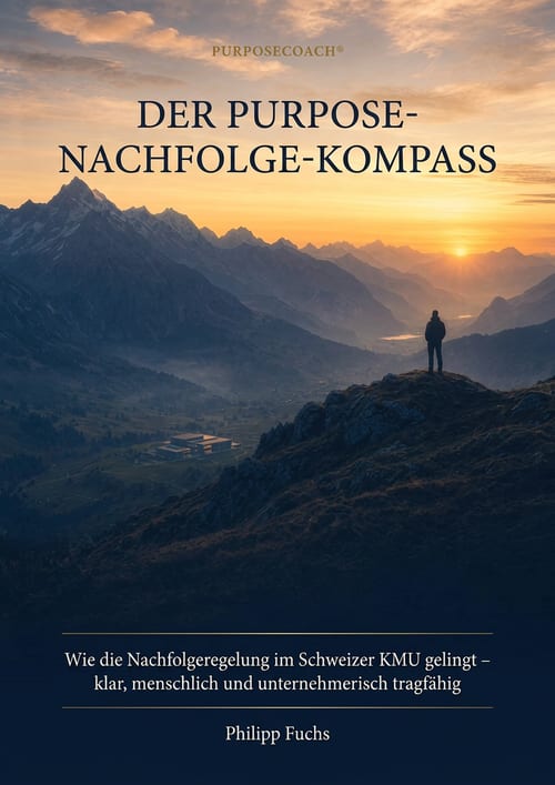 Cover des E-Books „Der Purpose-Nachfolge-Kompass“ von PurposeCoach®: Person auf einem Berggrat vor Sonnenaufgang über einem Schweizer Tal.